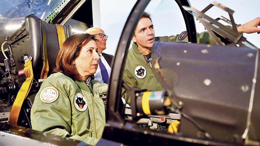 La ministra de Defensa y Asuntos Exteriores en funciones, Margarita Robles, ayer en un simulador C15, del Ala12, en la Base Aérea de Torrejón de Ardoz.
