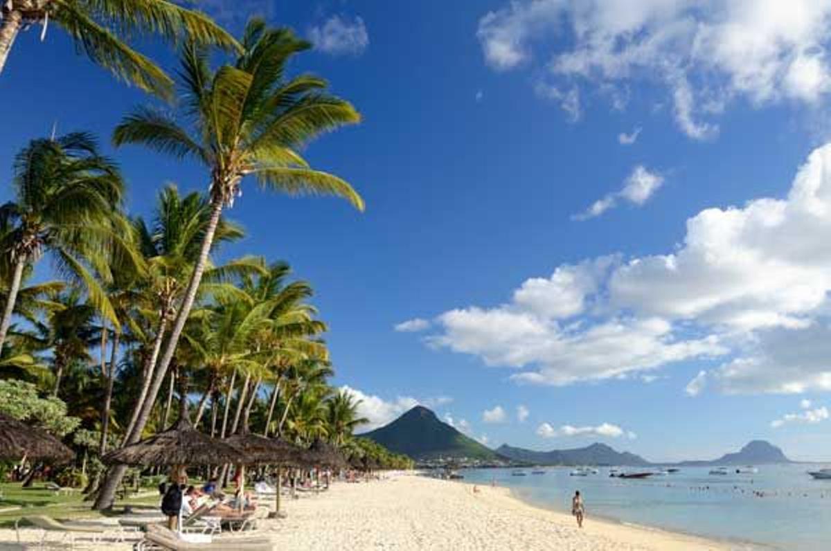 Vista de la península Le Morne desde la playa de Flic en Flac, antiguo pueblo de pescadores en Isla Mauricio.