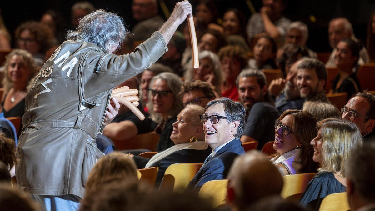 El payaso Tortell Poltrona bromea con el público, con el President de la Generalitat, Salvador Illa, entre los asistentes, durante la gala ‘Catalunya aixeca el teló’ en el Auditori de Sant Cugat