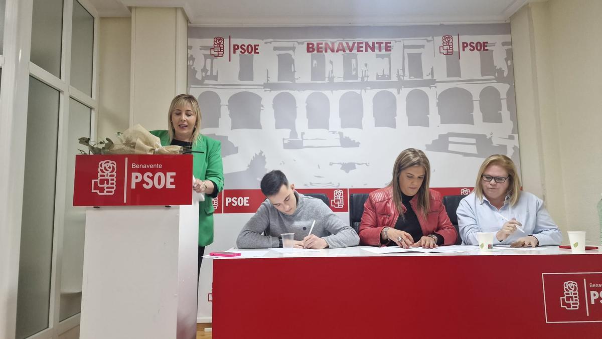 Patricia Martín interviniendo ante la asamblea de afiliados socialistas.