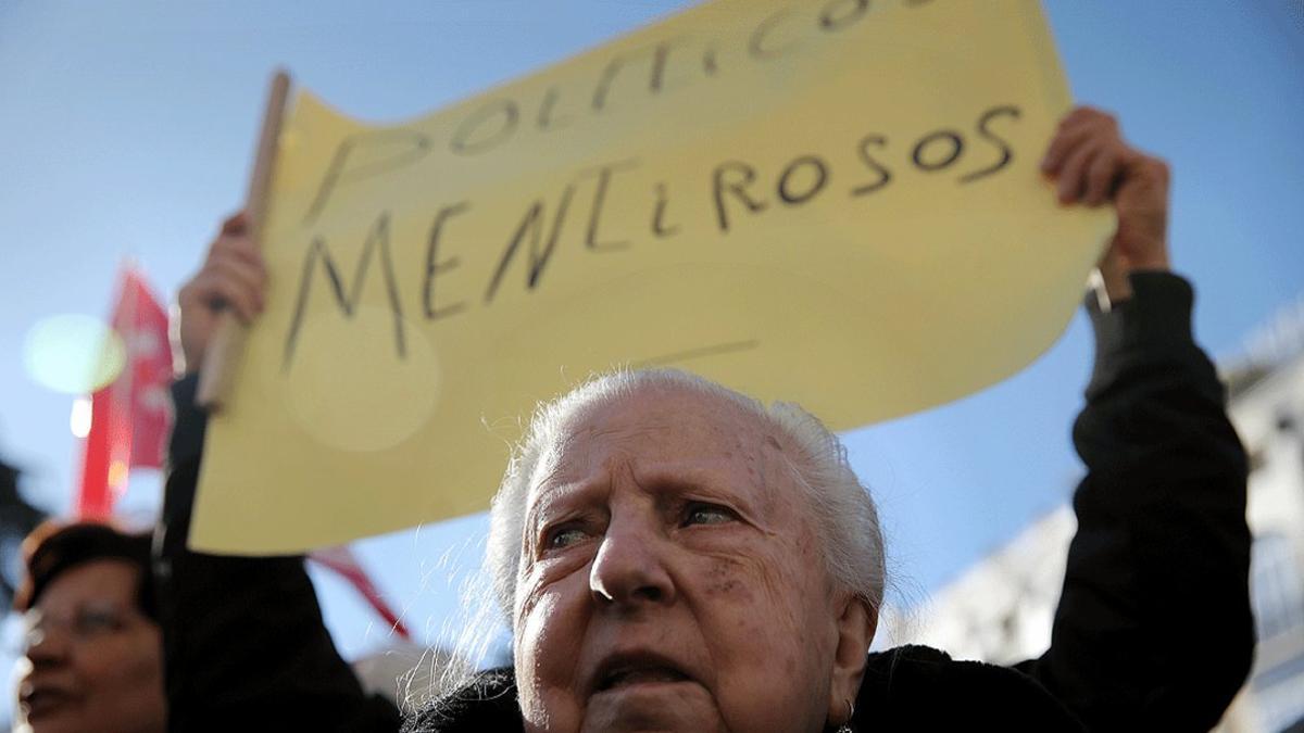 Cartel contra la clase política, en una manifestación ante el Congreso para reclamar pensiones dignas, en el 2018