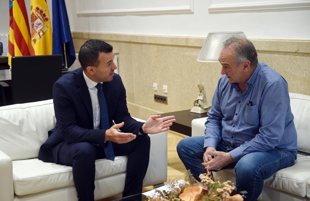 El presidente de la diputación, Vicent Mompó, con el alcalde de Manuel, César Carbonell, en la reunión celebrada este lunes.