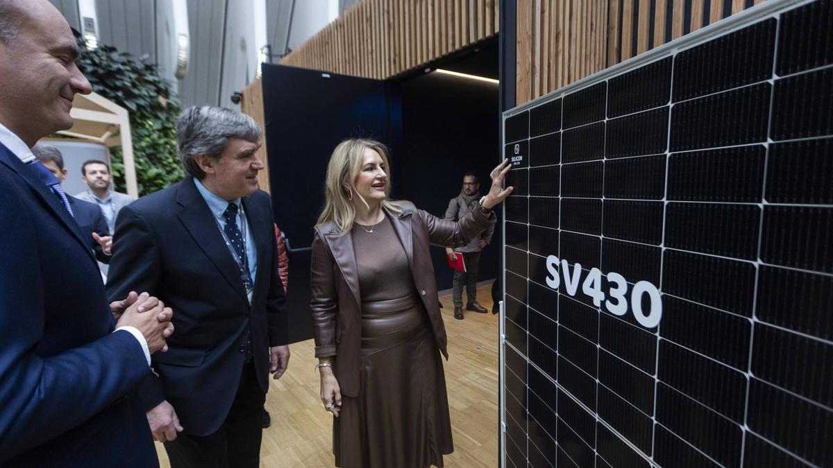La consellera Montes observa una placa solar de la valenciana Silicon Valen a su llegada al congreso.