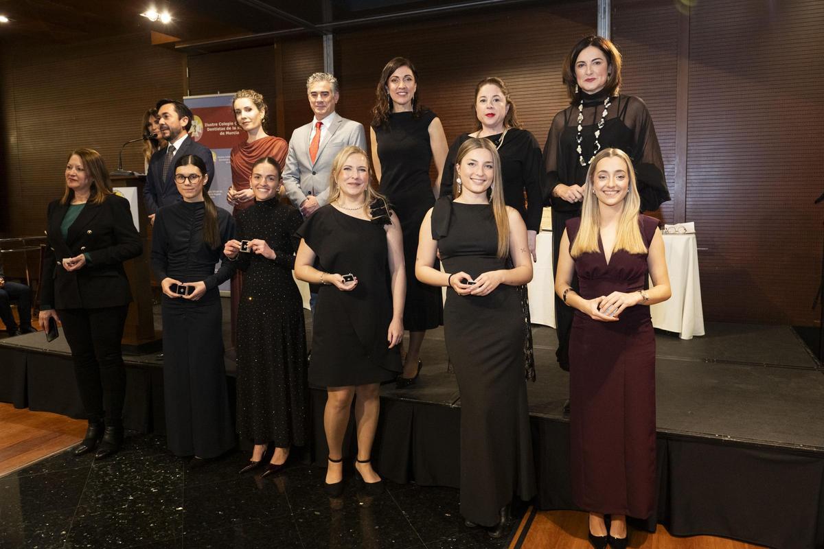 Un grupo de nuevos colegiados junto a miembros del Colegio de Dentistas.