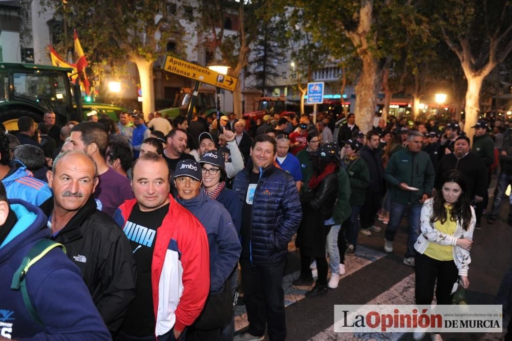 La noche de protesta de los agricultores se pasa con migas