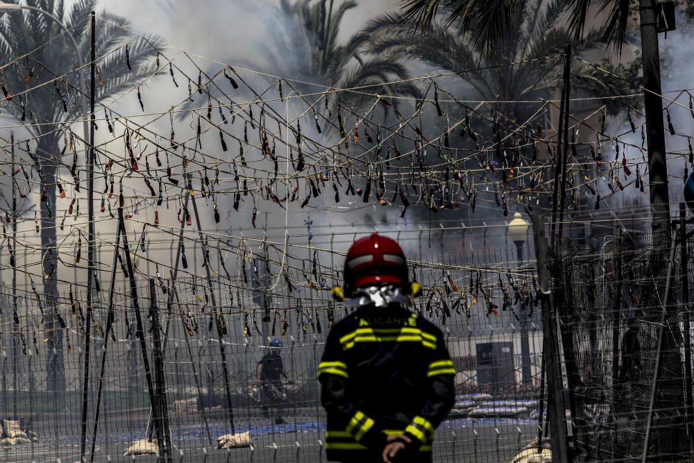 La Pirotecnia Murciana se estrena en Hogueras con una mascletá con un potente final