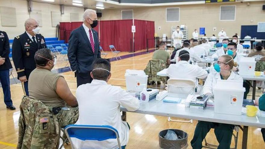 Biden, en una visita a un centro de vacunación de militares.
