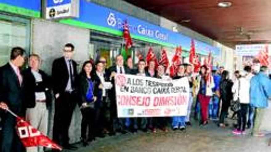 Protesta por los despidos y cierre de oficinas en Banco Caixa Geral