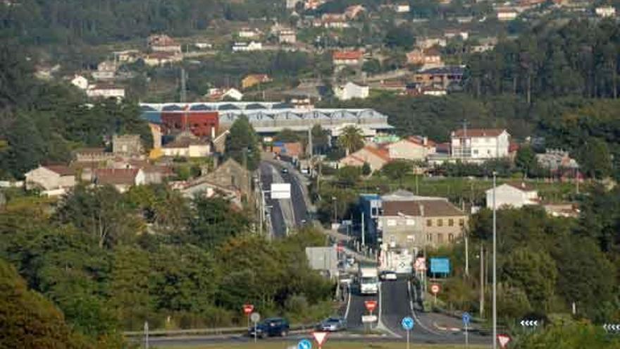 El vial dispone de la anchura de tres carriles en algunos de sus tramos.