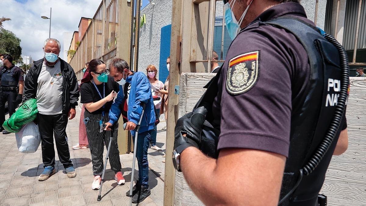 Desalojo del albergue de Santa Cruz por ocho casos de covid