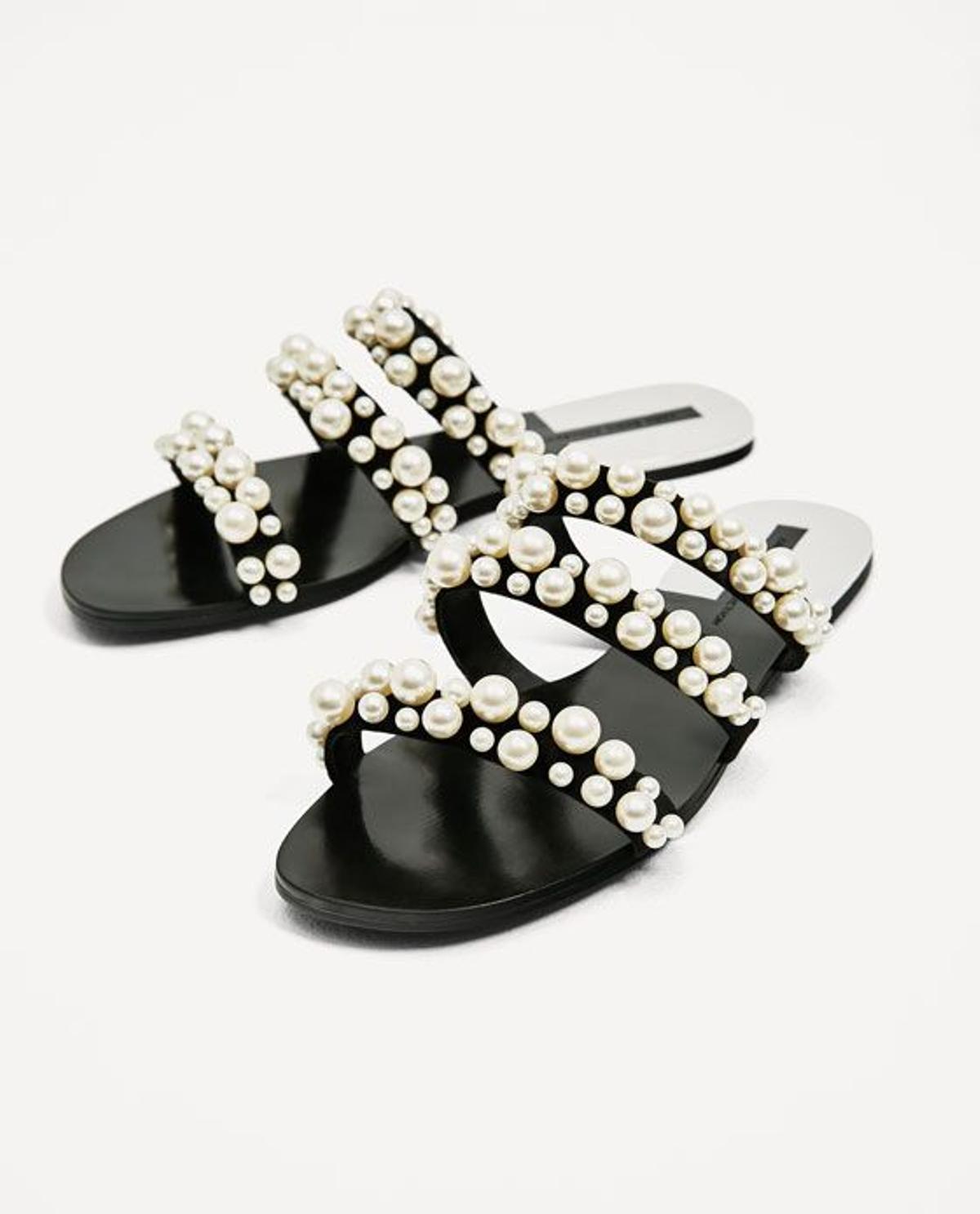 Sandalias planas con perlas