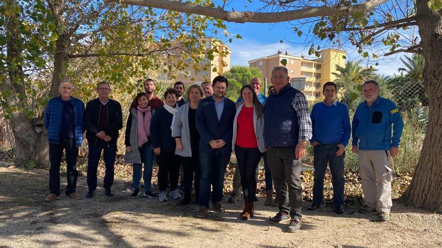 Miembros de los ayuntamientos de Oliva, Dénia y Pego, de la CHJ, pescadores y vecinos, en la reunión del Molinell.