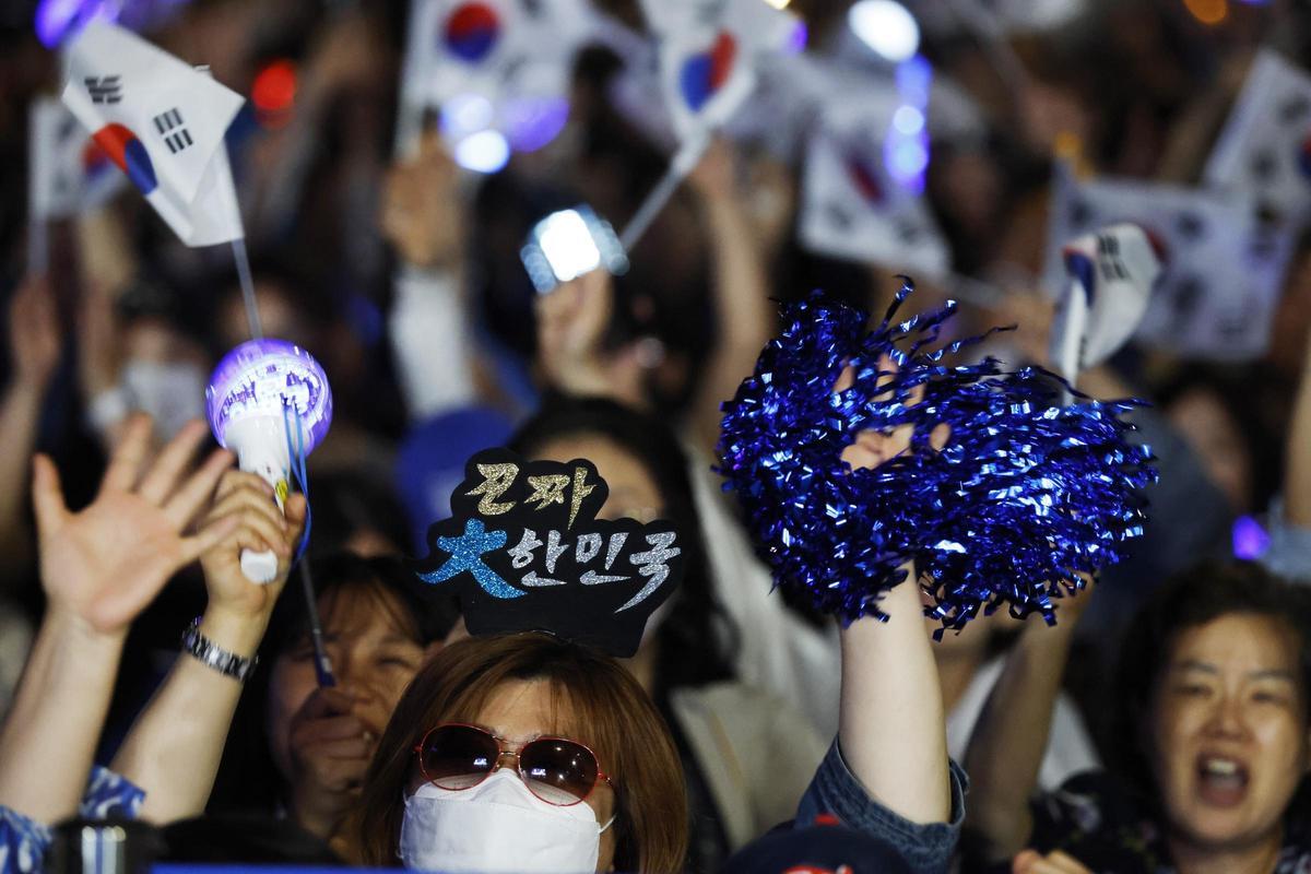 Simpatizantes de Lee Jae-myung celebra la victoria de su candidato en las elecciones presidenciales, este martes en Seúl.