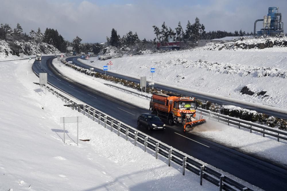 La nieve complica el tráfico en la A-6