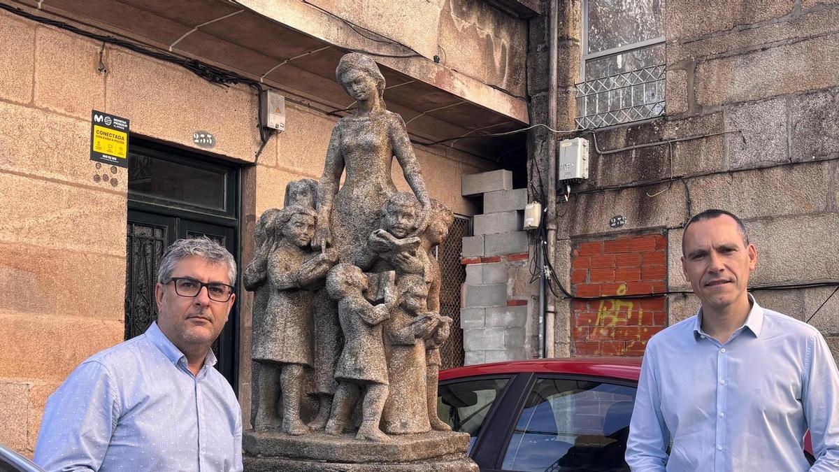 Miguel Martín y Fernando González Abeijón, junto a la escultura