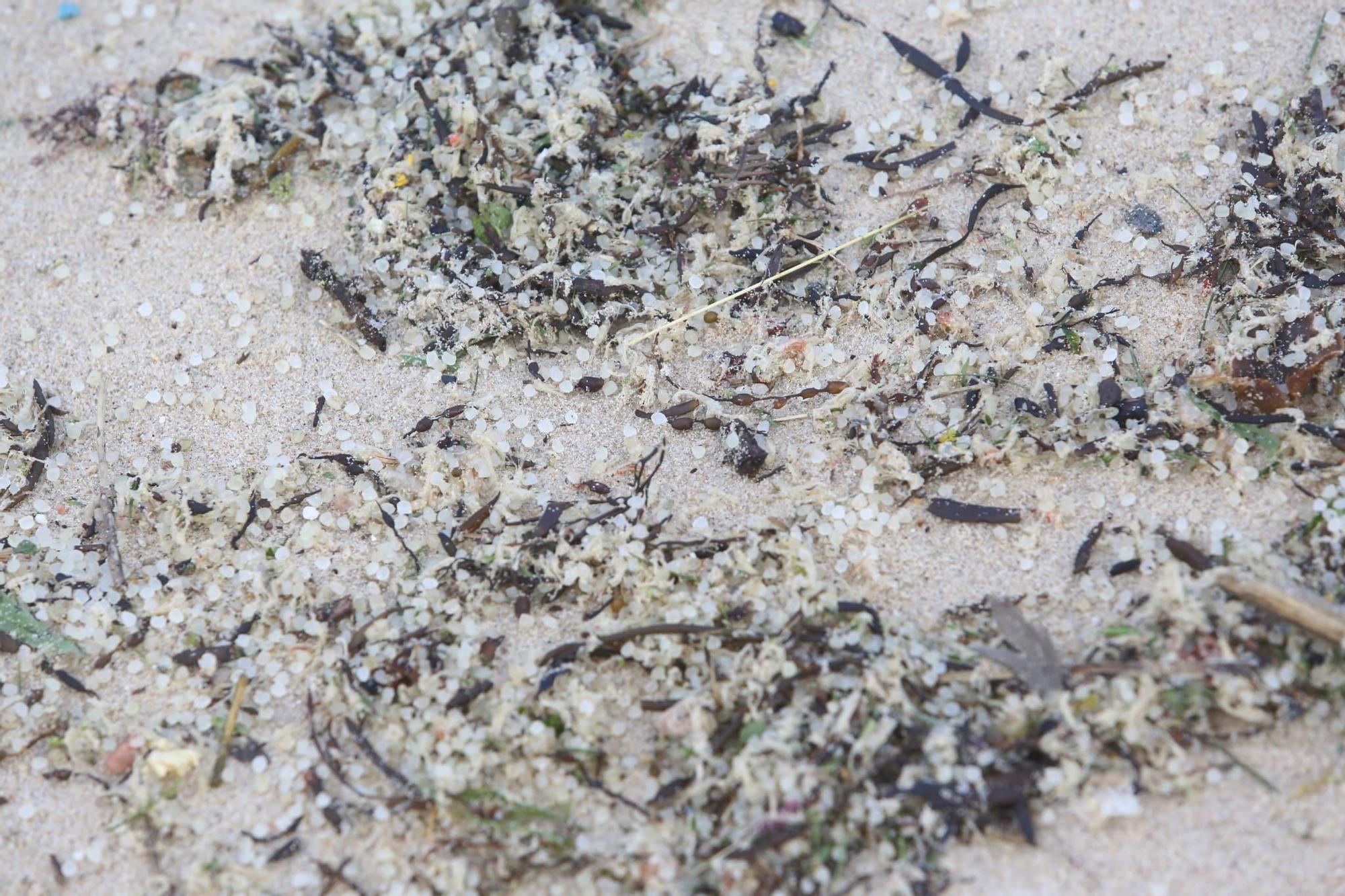 La marea de pellets de resina llega a As Lapas, con la previsión de más playas afectadas
