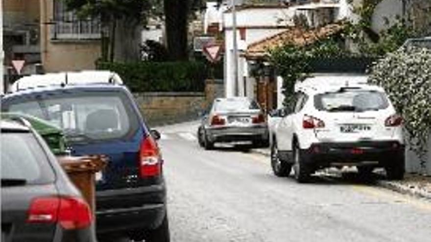 Dos vehicles mal aparcats al carrer Terç de Miquelets.