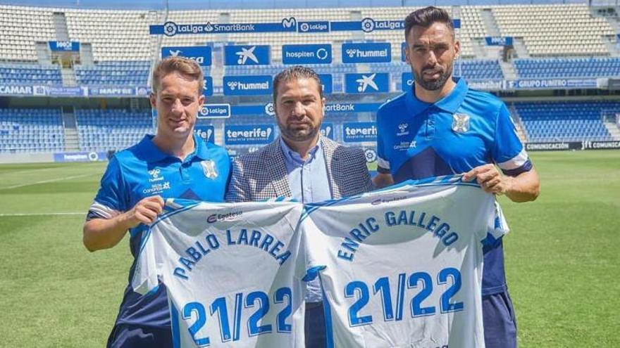 Pablo Larrea, Juan Carlos Cordero y Enric Gallego, en la presentación de los jugadores desarrollada ayer en el Heliodoro Rodríguez López.