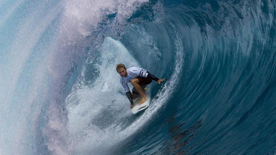 Un surfista en las olas del Pacífico