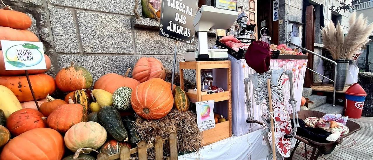 Una tienda con su entrada decorada con motivos propios de Halloween, en Mosteiro (Meis).