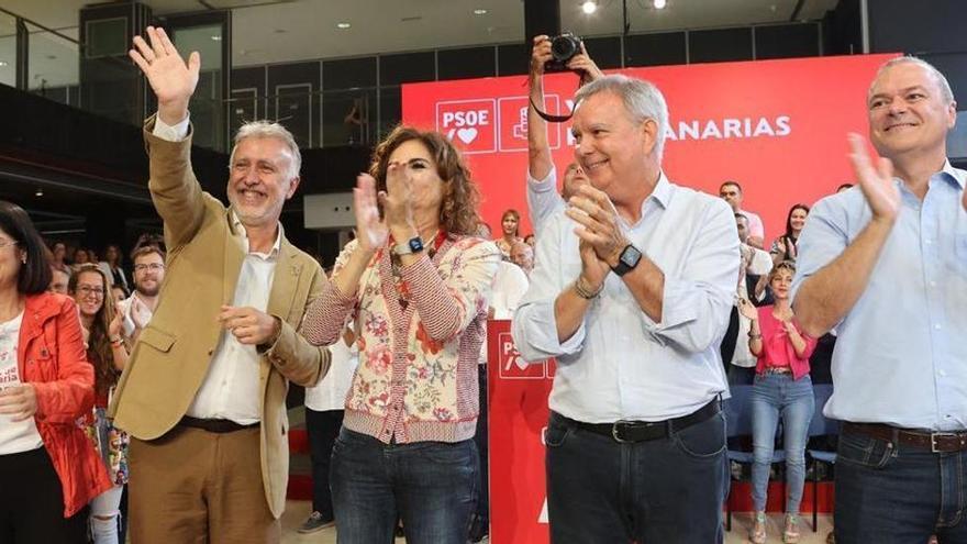 Carolina Darias, Ángel Víctor Torres, María Jesús Montero, Sebastián Franquis y Agusto Hidalgo, en el primer mitin de la campaña.