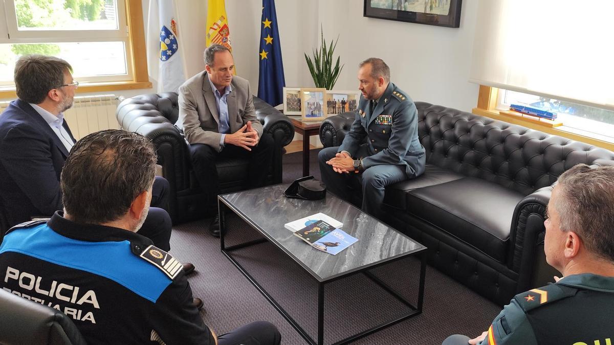 Reunión encabezada por Carlos Botana y el coronel de la Guardia Civil de Pontevedra, Manuel Touceda en Vigo.