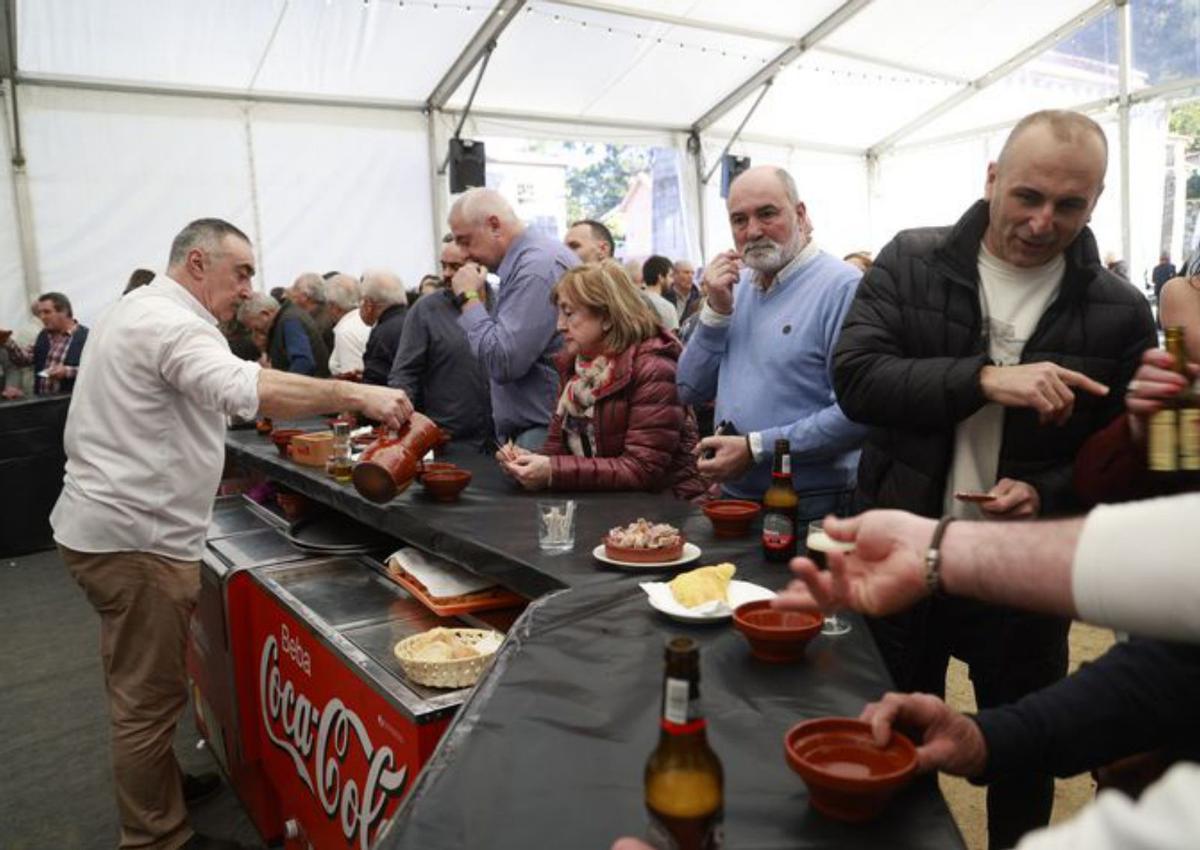 Asistentes a la romería en la
carpa gastronómica.
 // Ricardo Grobas