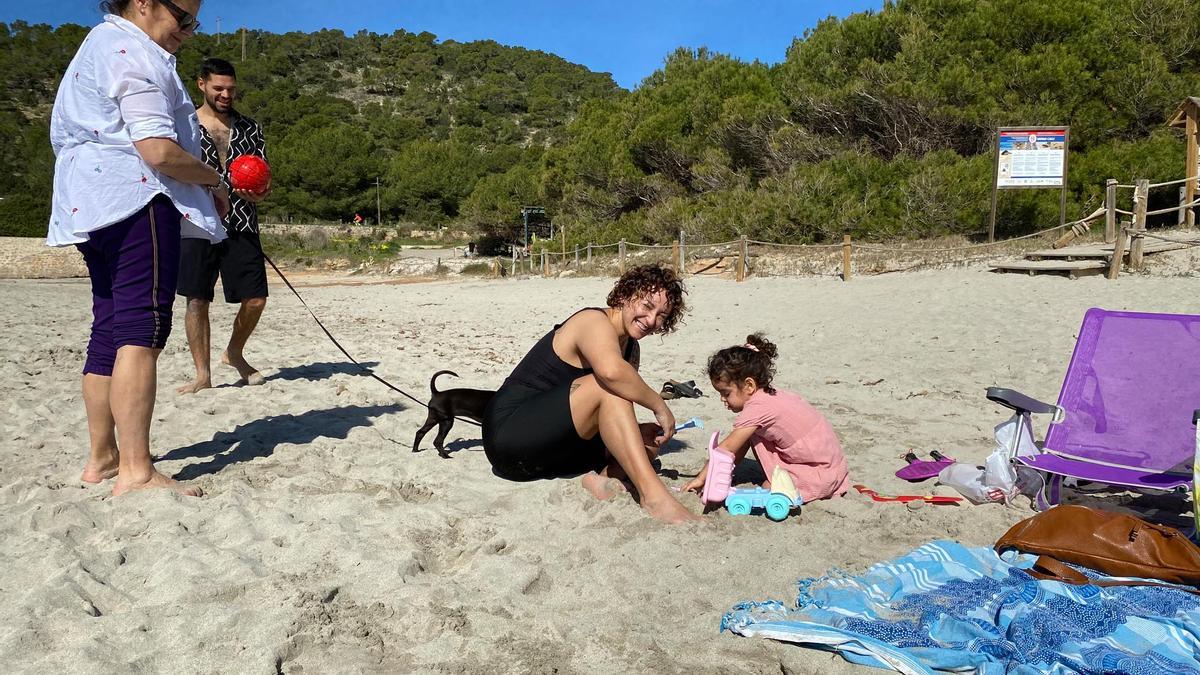 Imágenes de gente en la playa en Ibiza en marzo