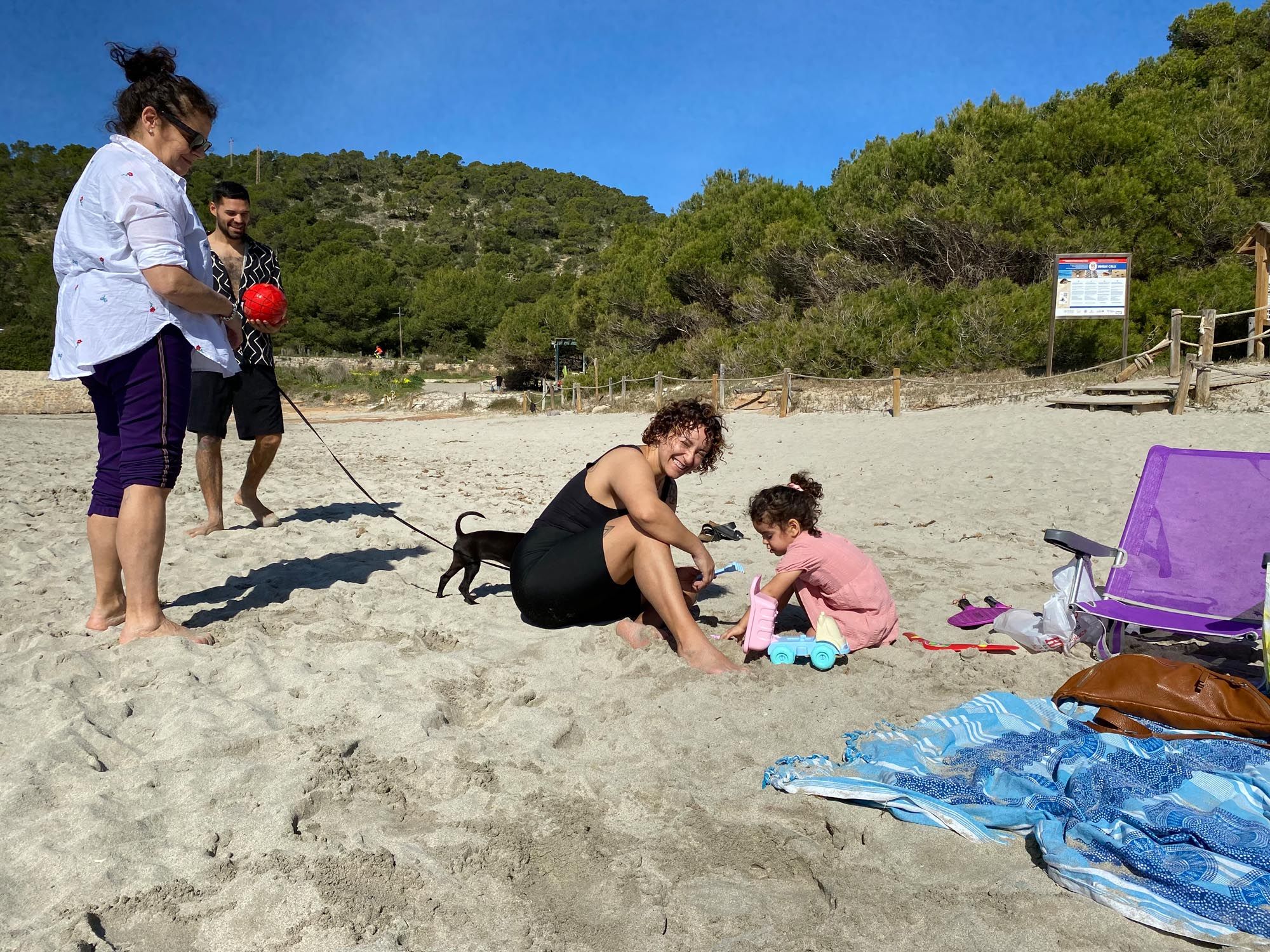 Imágenes de gente en la playa en Ibiza en marzo