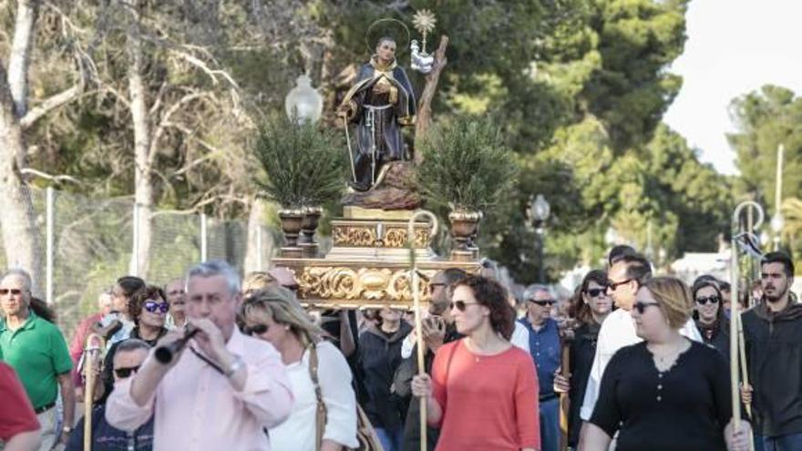 San Pascual vuelve a la ermita entre dulzainas