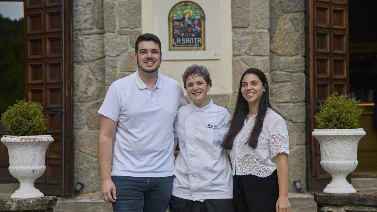 Els propietaris de l’hotel, Diego Àlvarez i Cristina Noguera, amb la xef Marina Mateu.