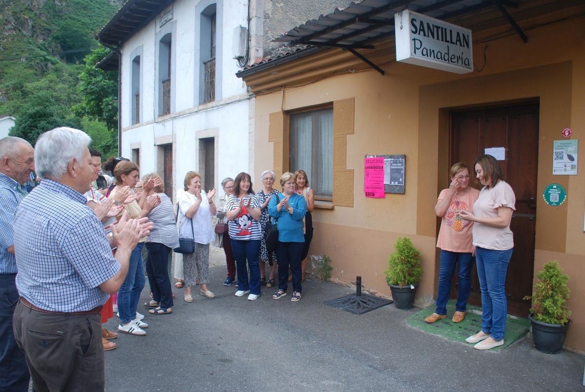 El momento del cierre definitivo de la panadería Santillán.