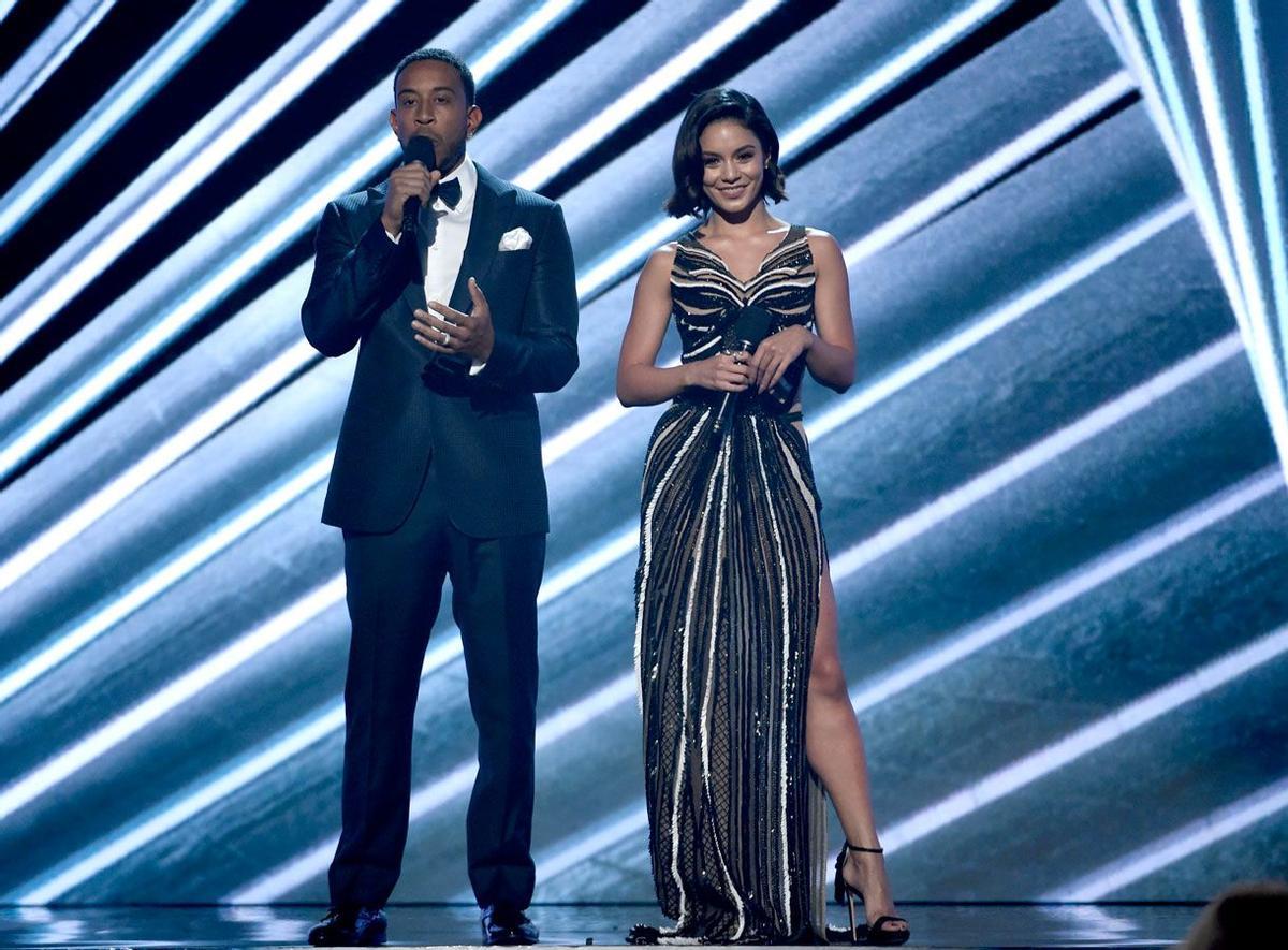 Billboard Music Awards 2017: Vanessa Hudgens con vestido de Manuel Facchini