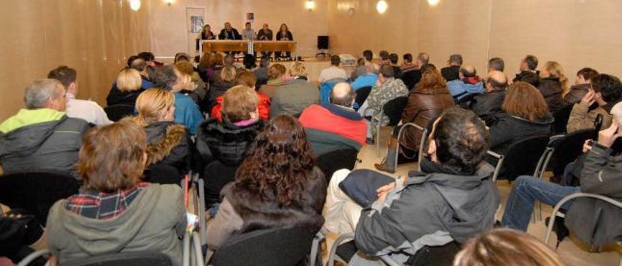 Una asamblea de trabajadores municipales celebrada en la Casa de Cultura.