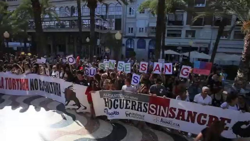 Unos 500 antitaurinos se manifiestan por unas «Hogueras sin sangre»