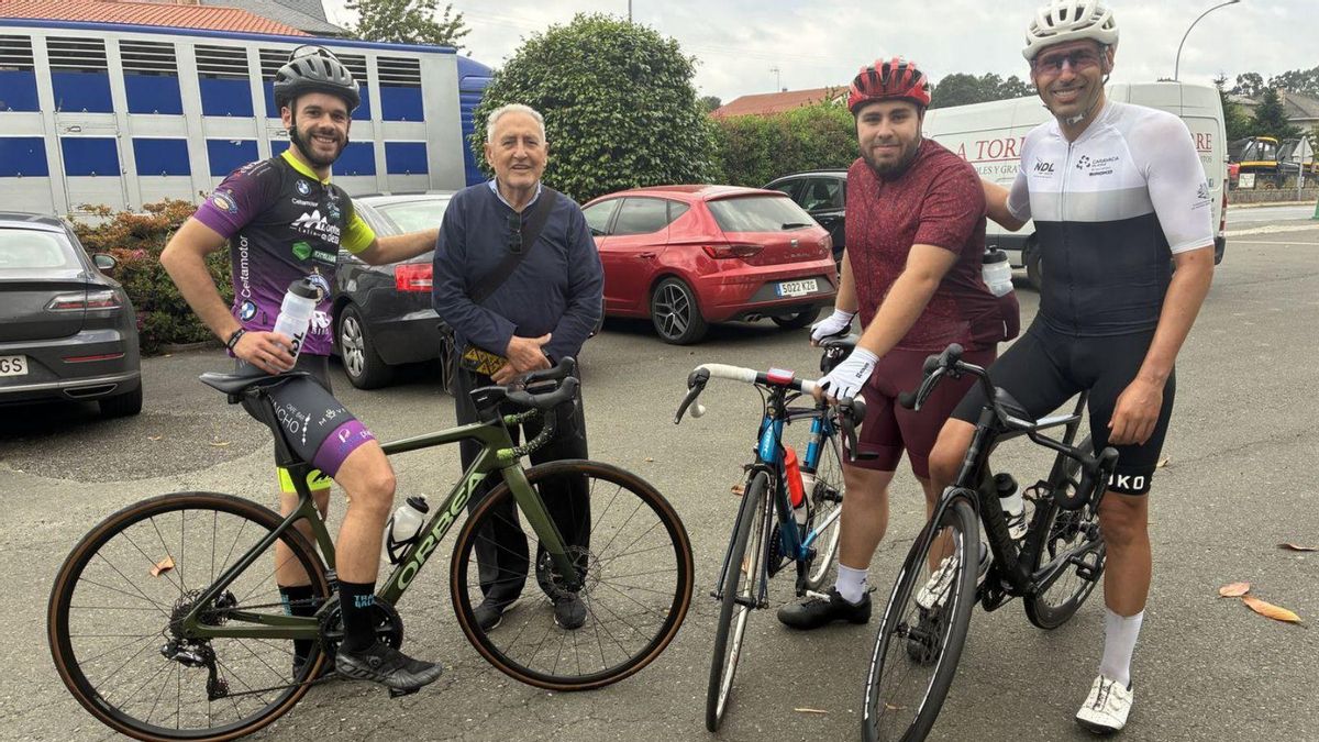 José María López y su padre, junto a los dos ciclistas de la zona que lo acompañaron.