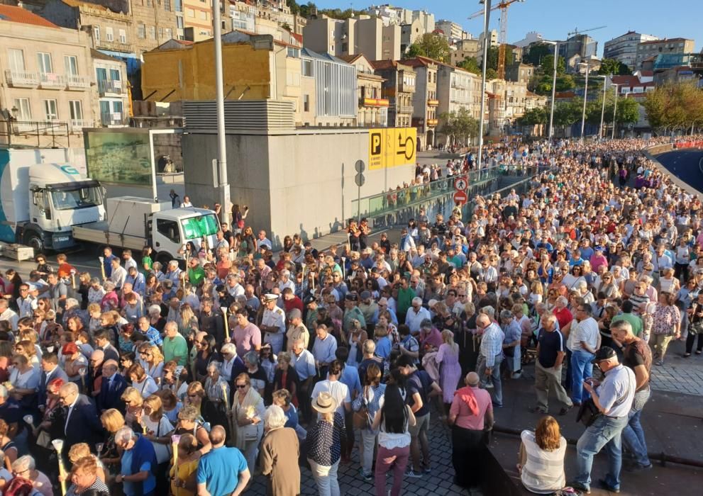 Miles de personas acompañan a la figura del Cristo de la Sal por el centro de la ciudad