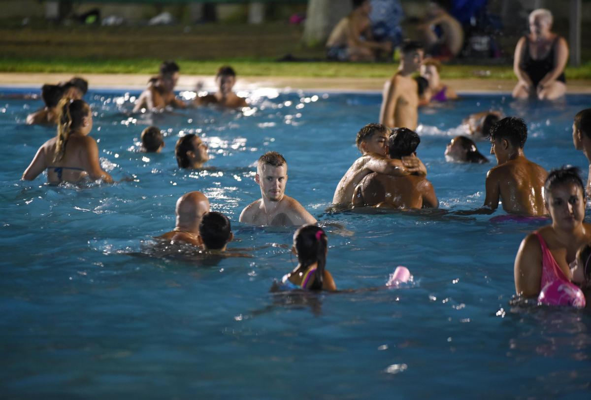 Gente bañándose en la piscina de la Fuensanta en la sesión nocturna