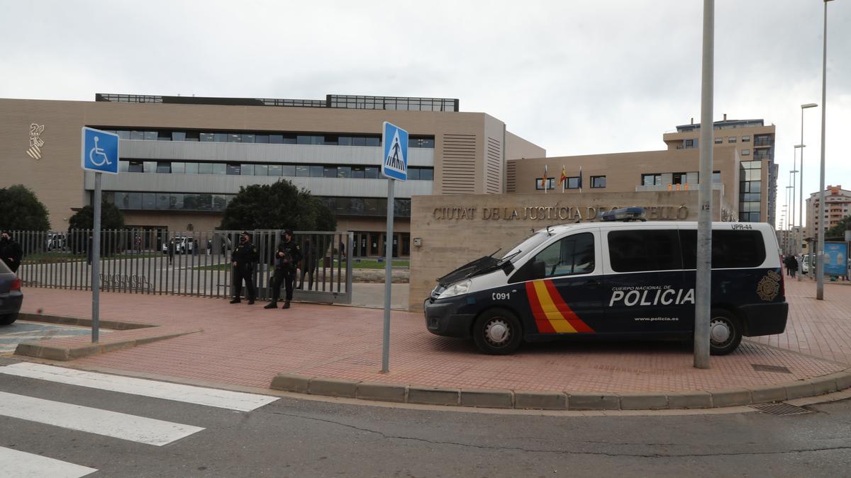 Un vehículo policial a la entrada de los juzgados de Castellón.