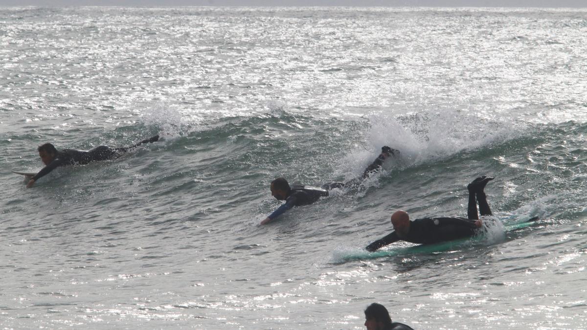 Temporal en la playa El Dedo con surfistas