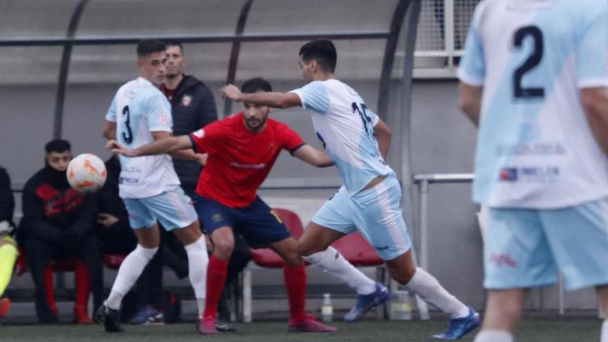 Un momento del partido jugado ayer en Santa Mariña. // JOSÉ LORES