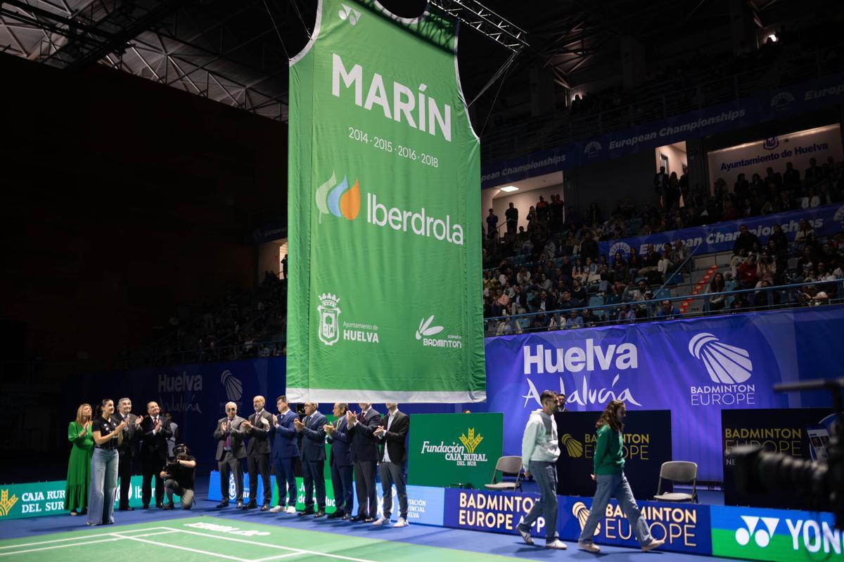 Imágenes del homenaje realizado a la deportista onubense Carolina Marín, tras anunciar su retiro del bádminton. El homenaje ha tenido lugar en la previa a la celebración de la final del Campeonato Europeo de Bádminton en el Palacio de Deportes Carolina Marín (Huelva). En Huelva, a 12 de abril de 2026. Carolina Marín anunció oficialmente su retirada del bádminton profesional el 26 de marzo de 2026. A sus 32 años, la campeona olímpica y tres veces campeona mundial puso fin a su carrera debido a las secuelas de la grave lesión de rodilla sufrida durante los Juegos Olímpicos de París 2024, de la cual no logró recuperarse plenamente para la alta competición. 12 ABRIL 2026 Clara Carrasco / Europa Press 12/04/2026. Carolina Marín;Clara Carrasco