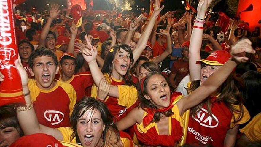 Aficionados españoles festejan el triunfo de ayer de la selección española.