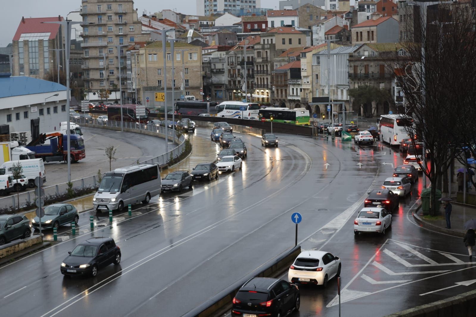 Atascos en el centro de Vigo en el día de la Inmaculada Concepción