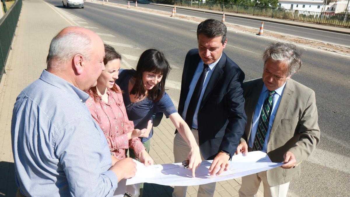Técnicos de la GMU, Casanueva, Bellido y Fuentes consultan los planos del arreglo del puente.