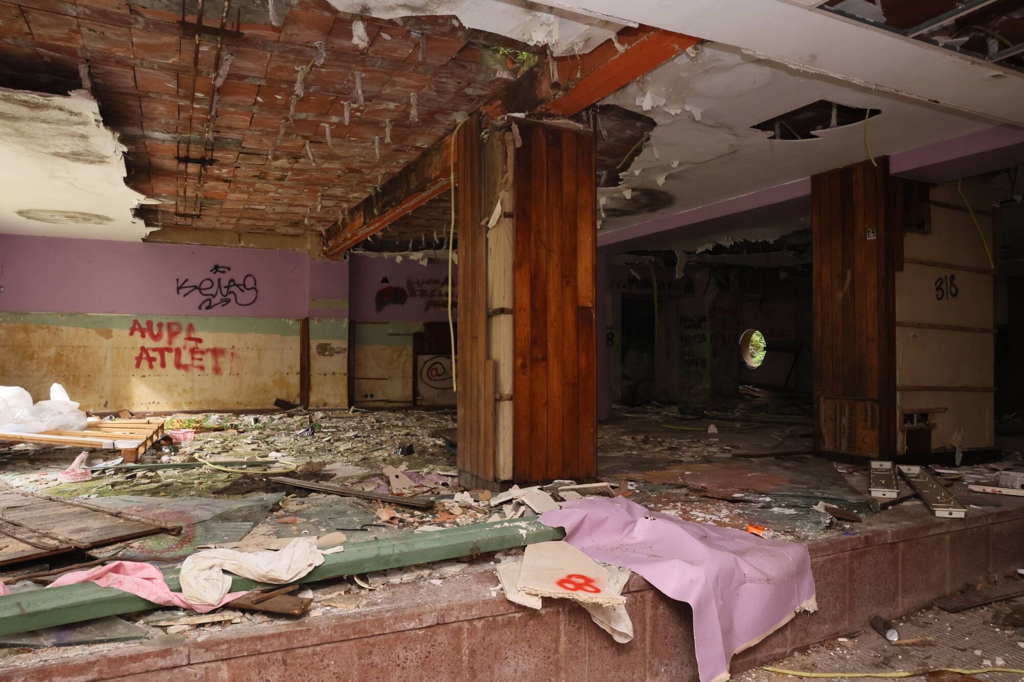 Viejo HUCA. Recorrido por cómo está el viejo hospital.