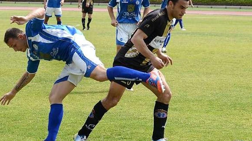 Geni se lleva el balón ante un jugador del Marino de Tenerife.