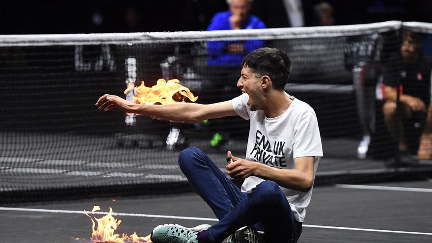 Un espontani es crema un braç sobre la pista de la Laver Cup