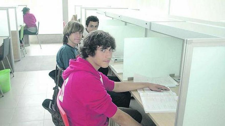 Álvaro Romero (en primer término), Alejandro Egorburu y Manuel Paradero (al fondo), ayer, en el centro de estudios de La Fresneda.