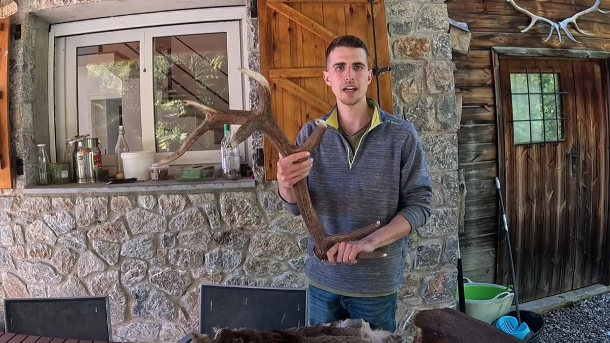 Arnau enseña el cuerno de ciervo, que consiguió cazando.
